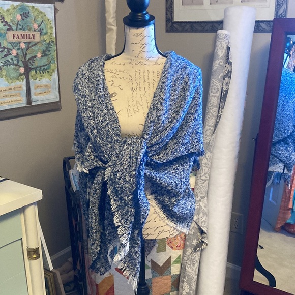 Scarf Wrap Blue/white 57 x 59 - Picture 2 of 3